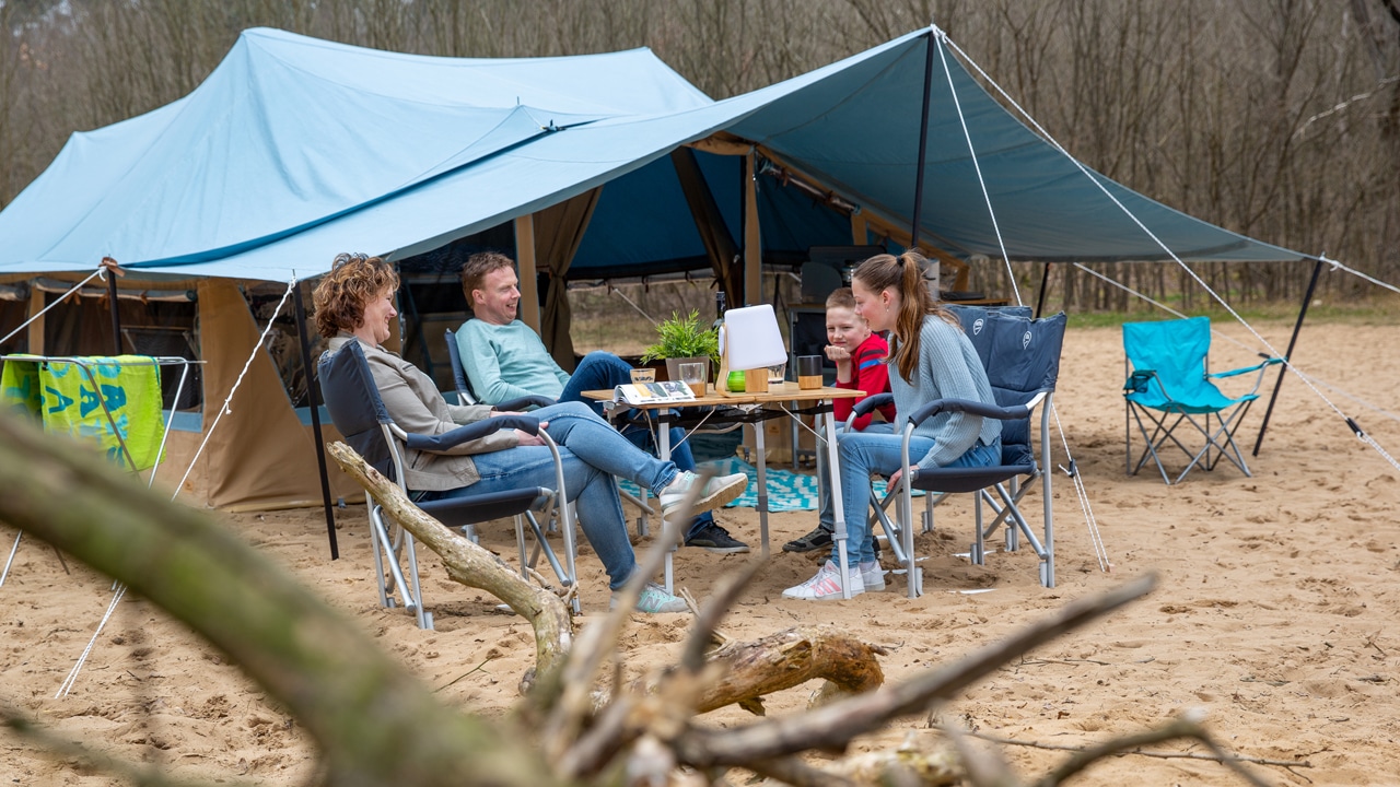 A family in front of the Campooz folding trailer