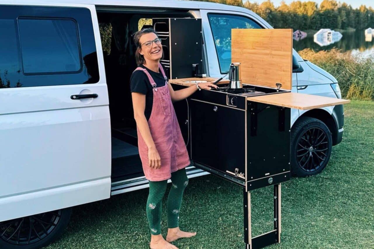 Camping boxes: The pull-out kitchen is particularly practical. Camping boxes: The lying area offers plenty of space. Tobias Czoppik, BarefootVans