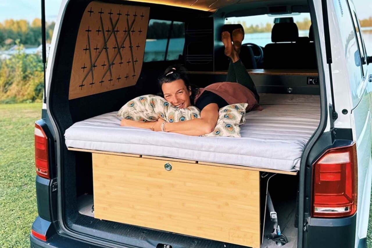 Camping boxes: The lying area offers plenty of space. Tobias Czoppik, BarefootVans