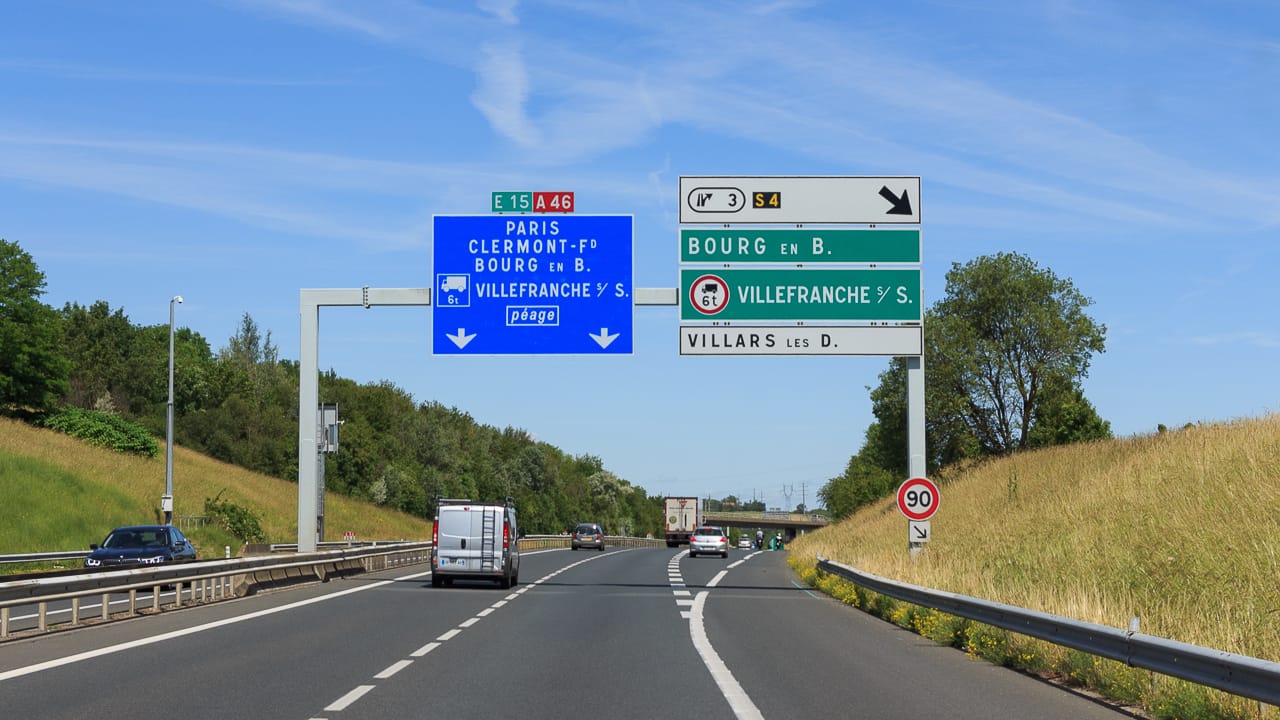 Traffic rules in France: speed limits, tolls and special features for campers