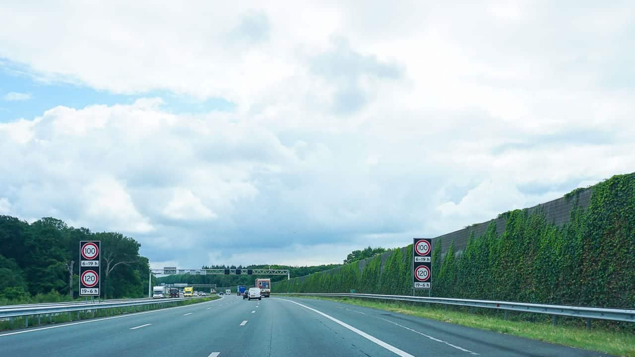 Traffic rules in the Netherlands: Speed limit, safety vest & special features for drivers and campers
