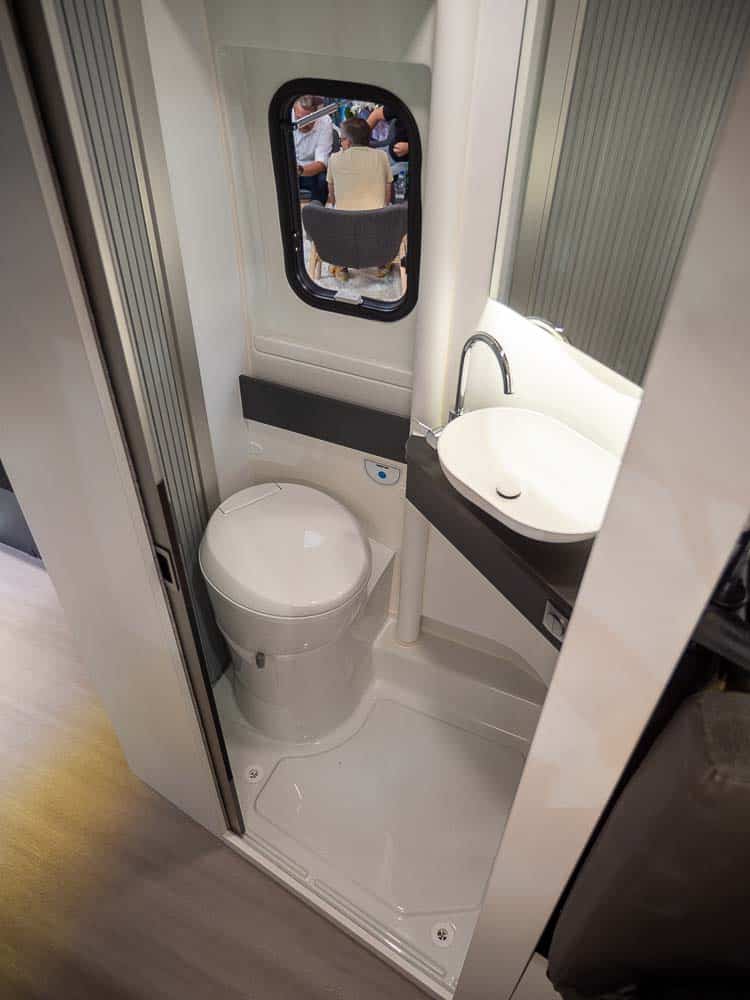Adria TWIN MAX 680 Bath