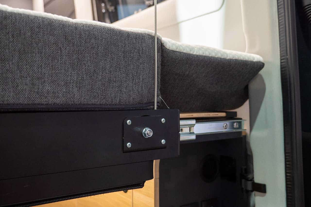 Adria TWIN MAX 680 Drop-down bed