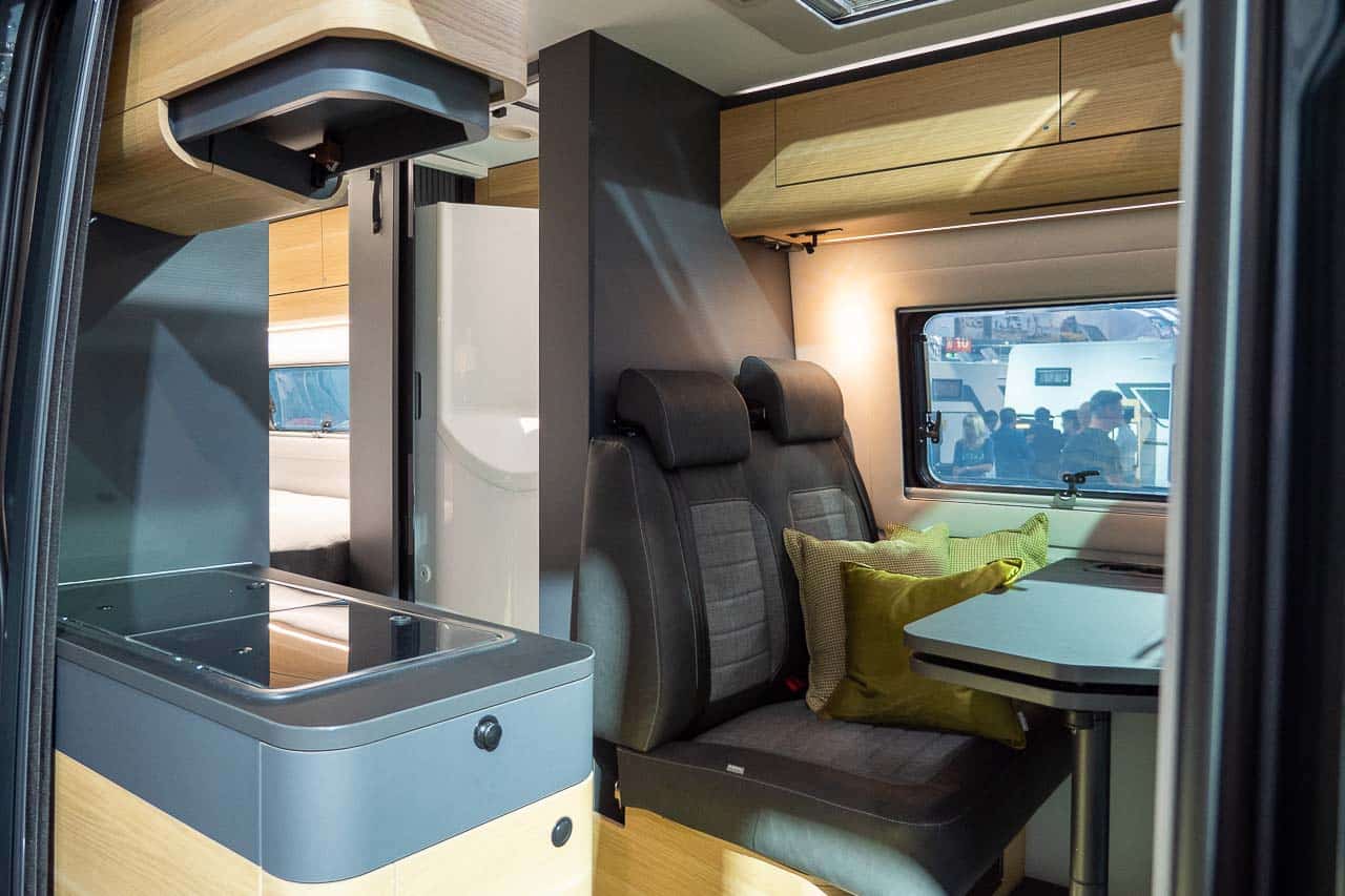Adria TWIN MAX 680 Dining area