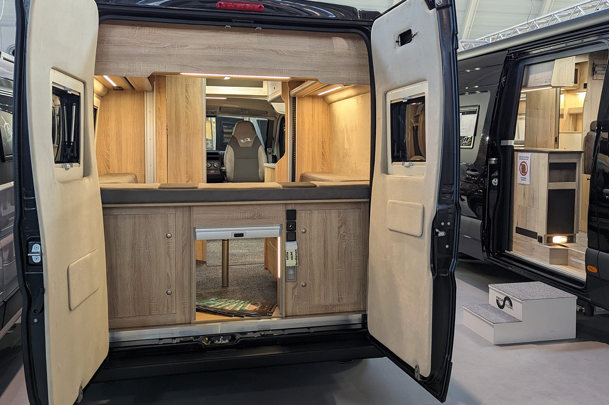 For the ultimate camping experience: electric fold-down bed and luxury bathroom in the MegaMobil Lounge!