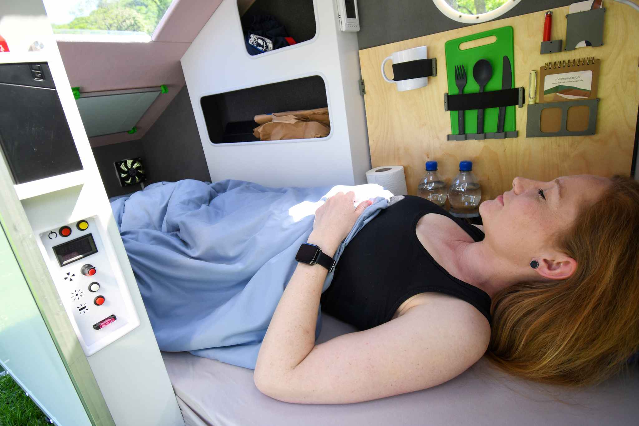 The lighting, fan etc. can be conveniently controlled from the control panel next to the bed. (c) maxmess-design