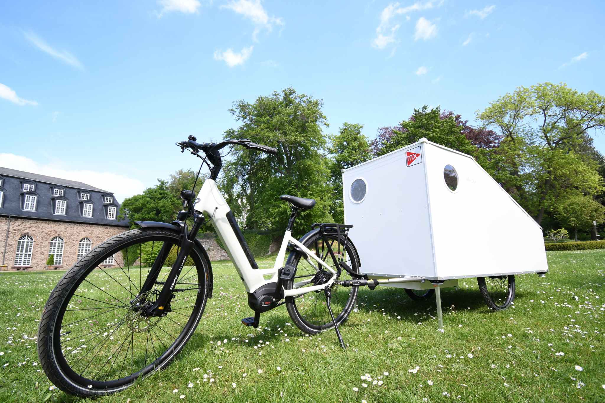 At 52 kg without luggage, the Martha model can also be towed by a conventional bike for trained cyclists. (c) maxmess-design