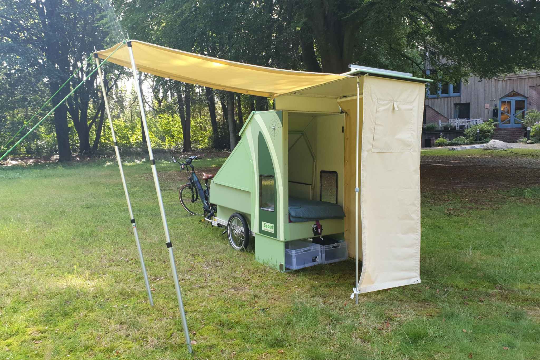 A small awning can also be attached to this model to extend the living space. (c) CreaConstruct