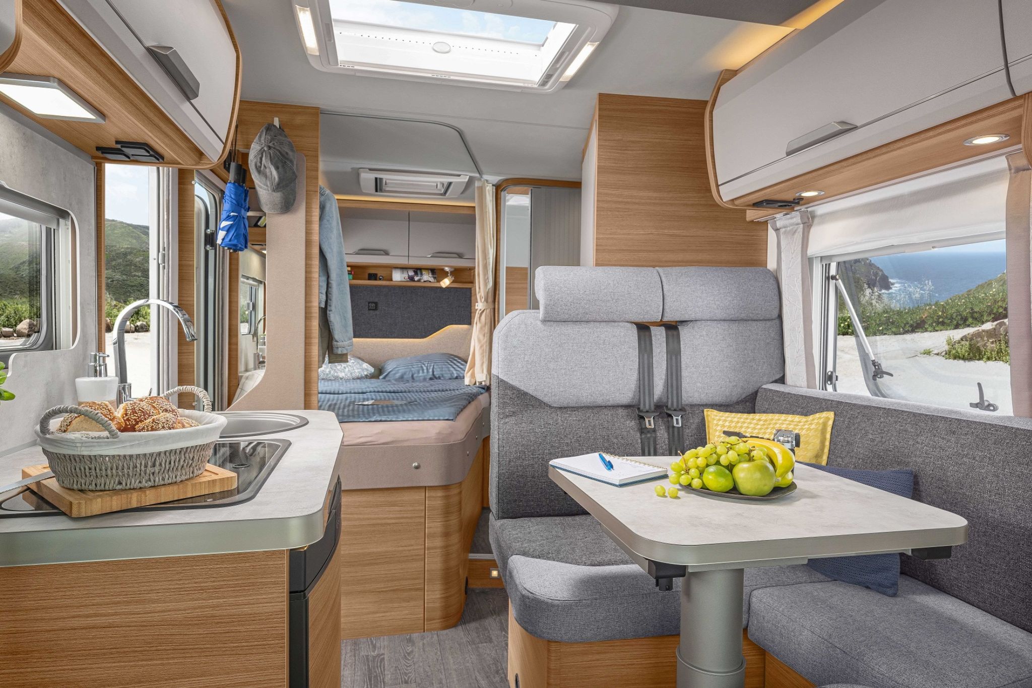 Open lines of sight ensure a generous feeling of space in the Knaus Van Ti. (c) Knaus Tabbert AG