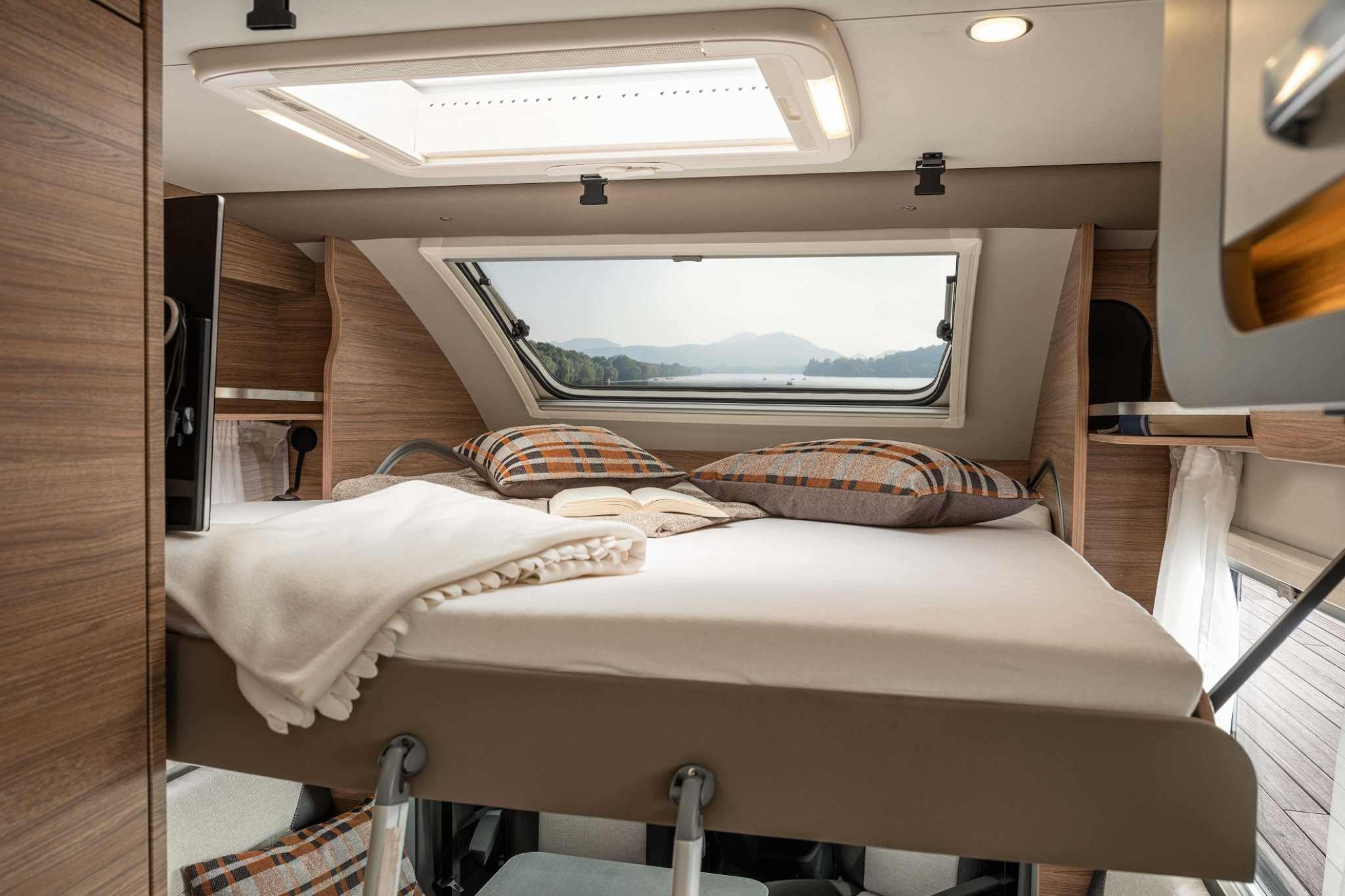 A fold-down bed offers a further two sleeping berths on the second floor. © Knaus Tabbert AG