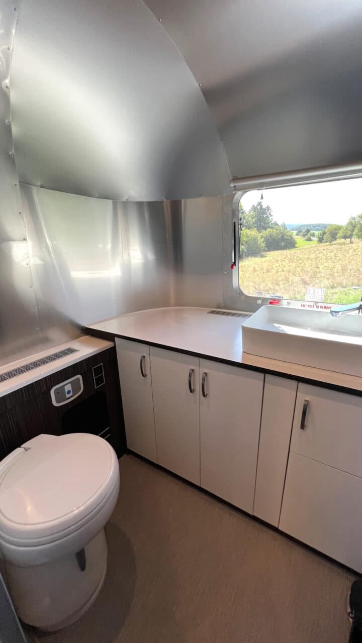 Innovations at Caravan Salon 2023: Airstream Germany presents luxury caravan with comfort bathroom and kitchen with oven 6 Airstream International 25IB Bath