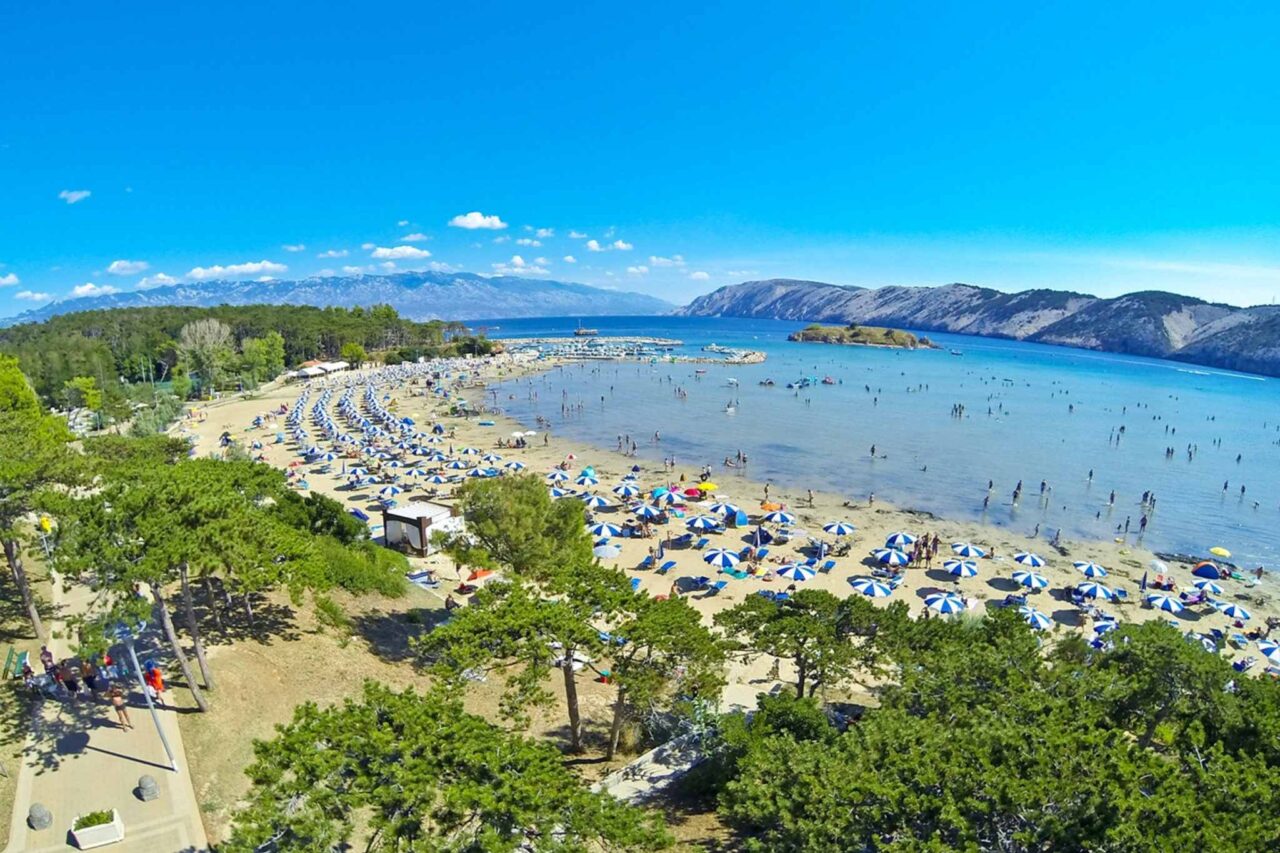 Campsites Kvarner Bay - Located directly in Paradise Bay, the resort offers a fantastic view of Kvarner Bay. © PiNCAMP