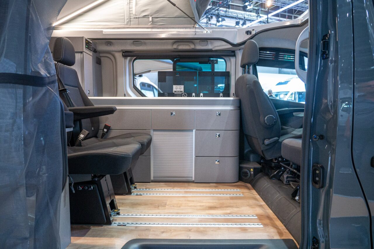 Nissan Primestar Seaside by Dethleffs: flexible mini camper with four berths and modular design 1 nissan primastar seaside by dethleffs innenansicht