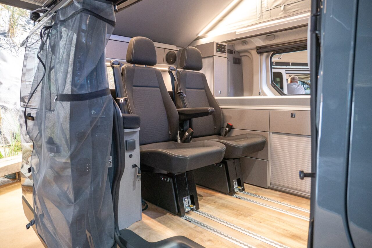 Nissan Primestar Seaside by Dethleffs: flexible mini camper with four berths and modular design 3 nissan primastar seaside by dethleffs sitze schienen