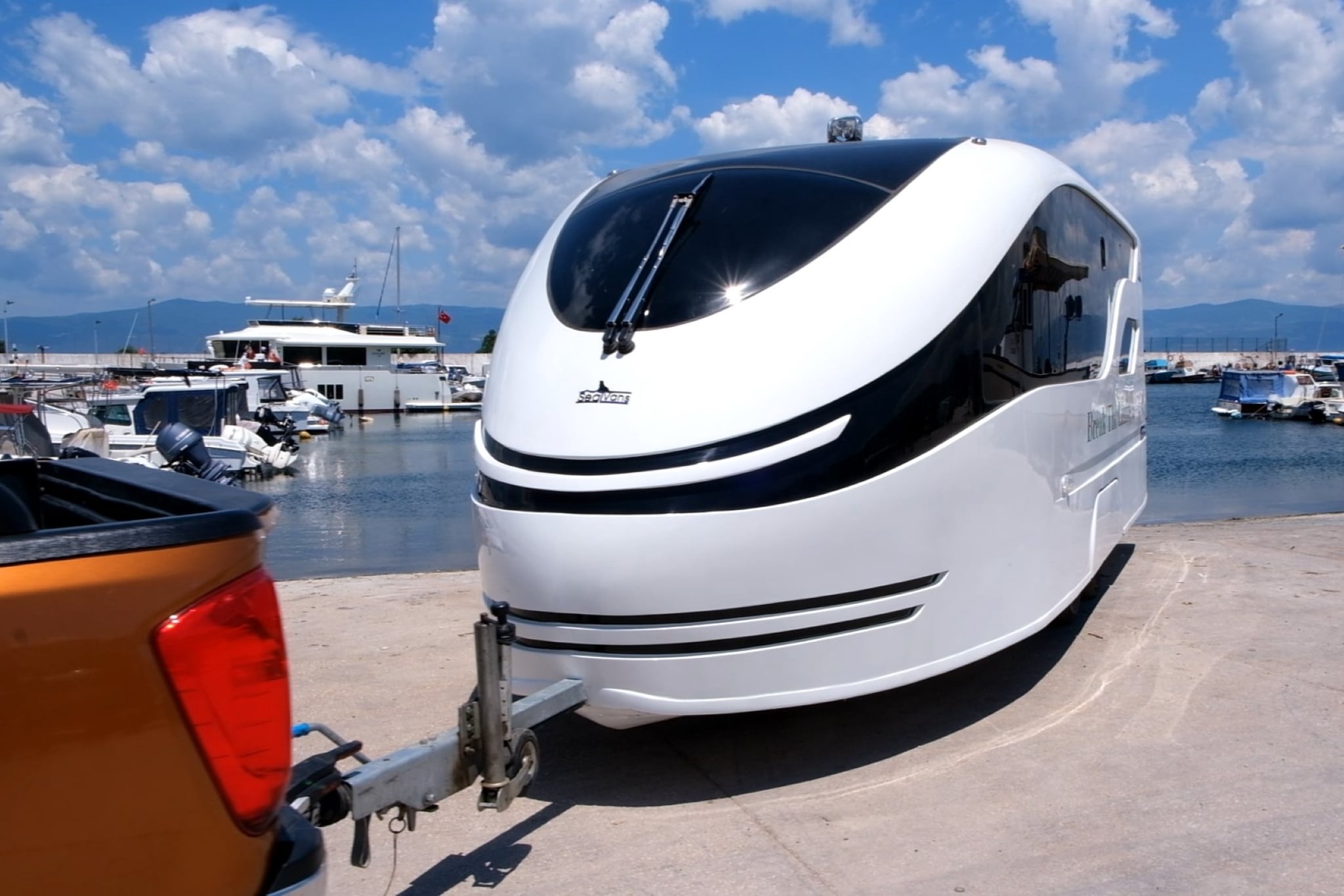 Luxury caravan Sealvans for land and water: caravan and boat in one – for varied adventures