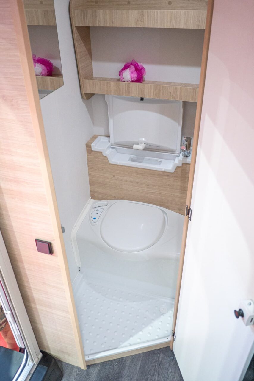Caravan Salon 2023 novelties: compact mini caravan Sterckeman Easy 390 CP for up to four people 3 Sterckeman Easy 390 CP Caravan Salon 2023 bathroom
