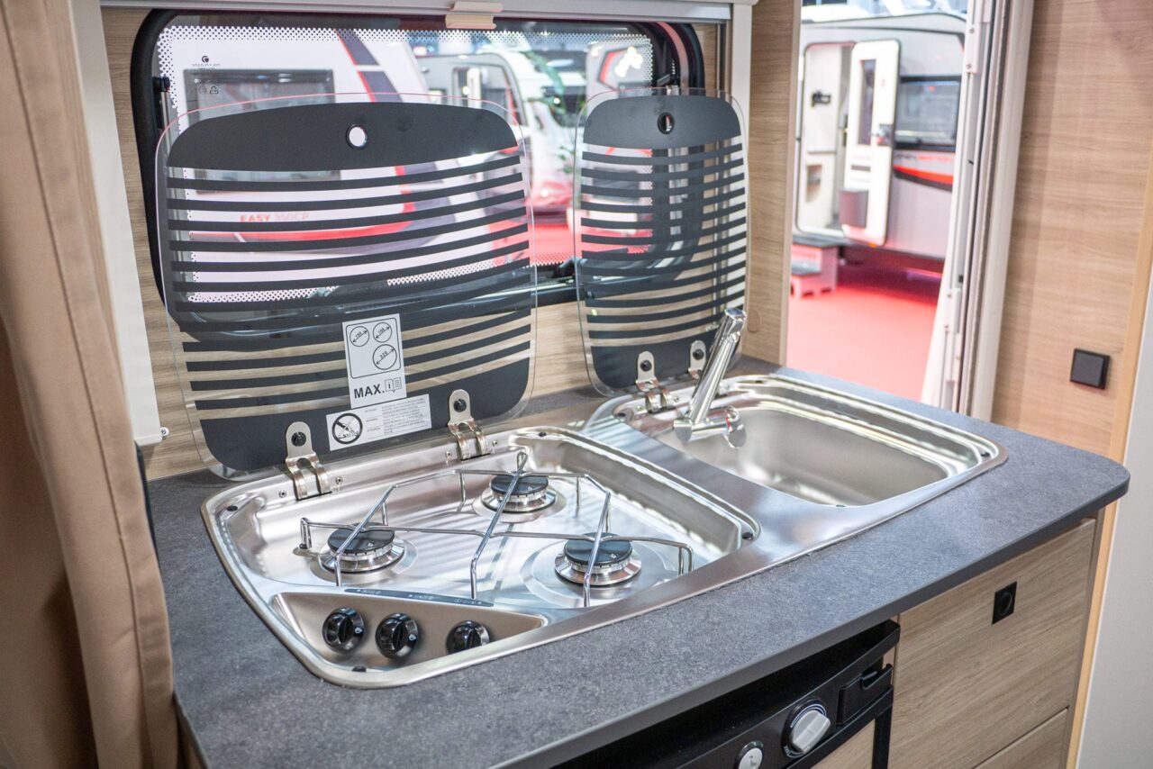Caravan Salon 2023 novelties: compact mini caravan Sterckeman Easy 390 CP for up to four people 5 Sterckeman Easy 390 CP Caravan Salon 2023 kitchen
