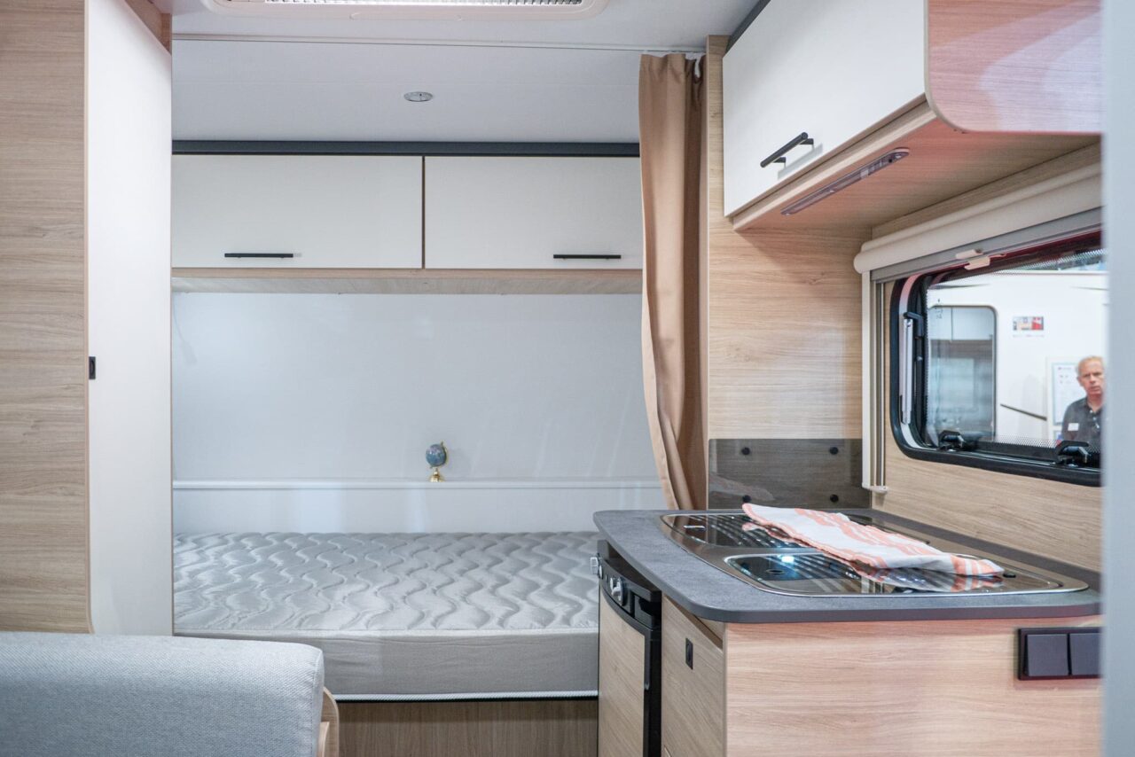 Caravan Salon 2023 novelties: compact mini caravan Sterckeman Easy 390 CP for up to four people 6 Sterckeman Easy 390 CP Caravan Salon 2023 Kitchen Bed