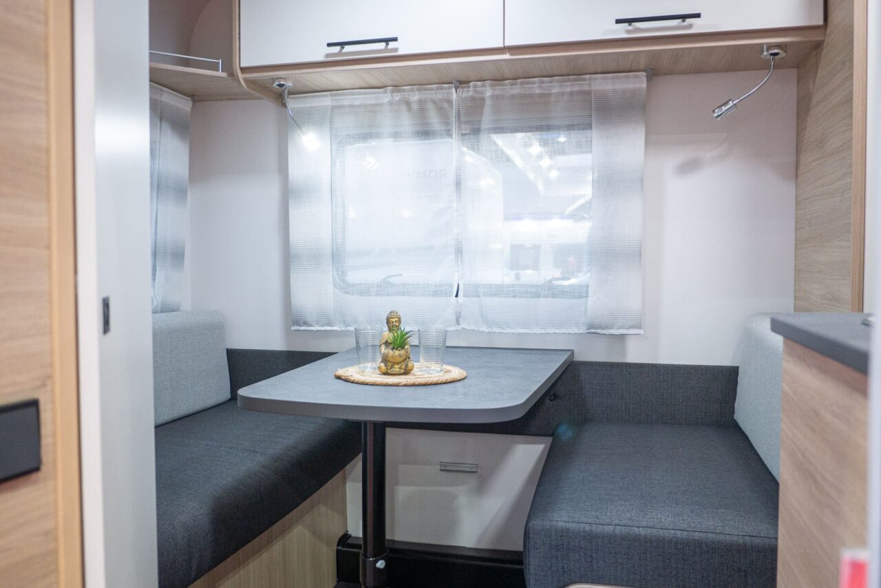 Caravan Salon 2023 novelties: compact mini caravan Sterckeman Easy 390 CP for up to four people 4 Sterckeman Easy 390 CP Caravan Salon 2023 seating group