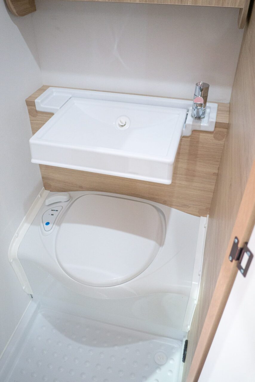 Caravan Salon 2023 novelties: compact mini caravan Sterckeman Easy 390 CP for up to four people 2 Sterckeman Easy 390 CP Caravan Salon 2023 toilet sink