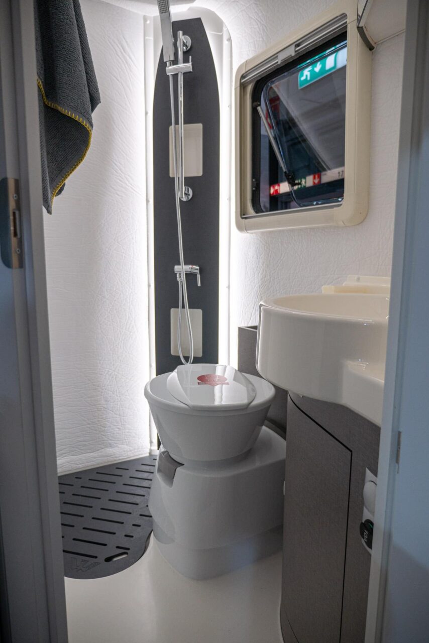 Highlights at Caravan Salon 2023: Innovations at the world's largest camping trade fair 21 Wingamm Oasi 610 M Caravan Salon 2023 Bathroom