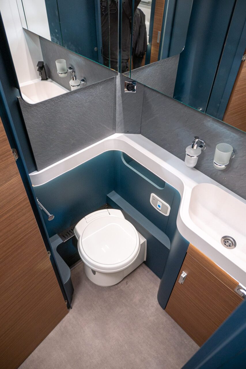 Laika Kreos H 5109 (2024): fully integrated luxury motorhome in a class of its own - with 360° tour! 6 laika kreos h 5109 bad