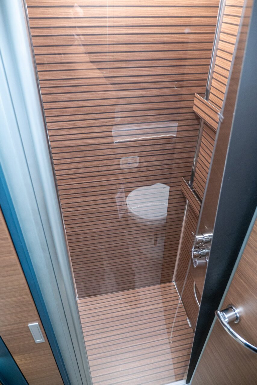 Laika Kreos H 5109 (2024): fully integrated luxury motorhome in a class of its own - with 360° tour! 7 laika kreos h 5109 dusche