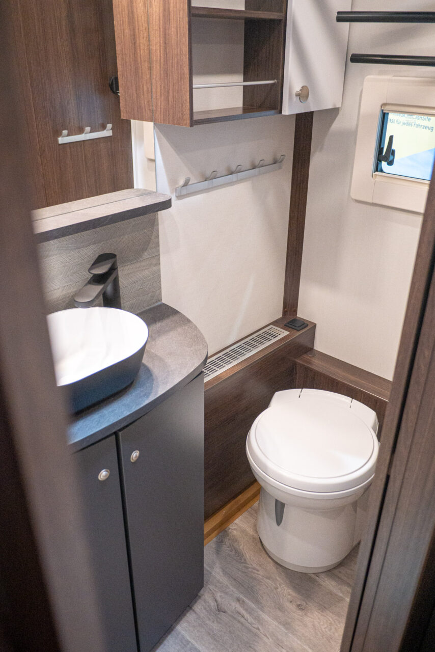 Polar Blackline 730 BQWL (2024): Luxury caravan with queen bed and high quality equipment - with 360° tour! 8 polar blackline bad