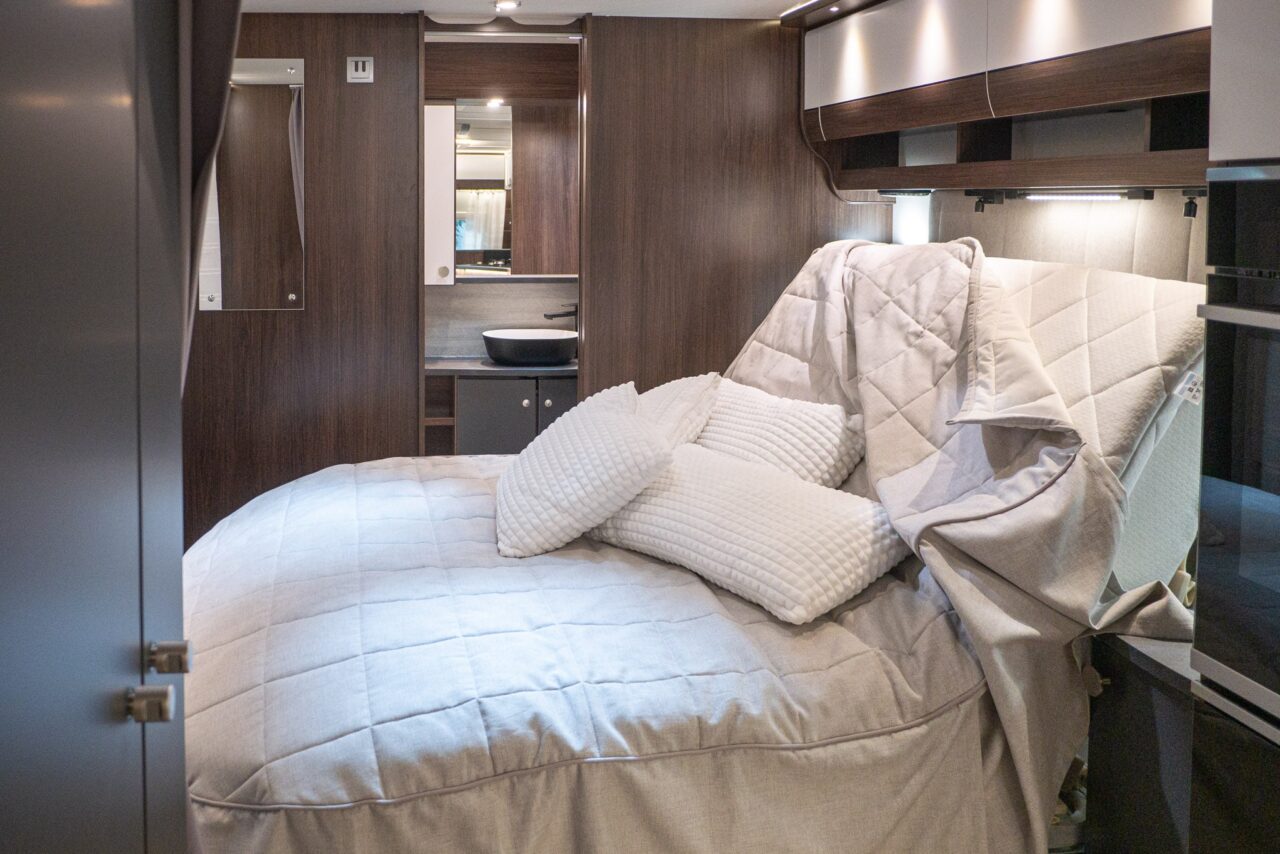 Polar Blackline 730 BQWL (2024): Luxury caravan with queen bed and high quality equipment - with 360° tour! 5 polar blackline doppelbett