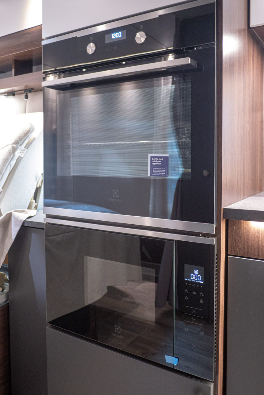 Polar Blackline 730 BQWL (2024): Luxury caravan with queen bed and high quality equipment - with 360° tour! 7 polar blackline herd mikrowelle