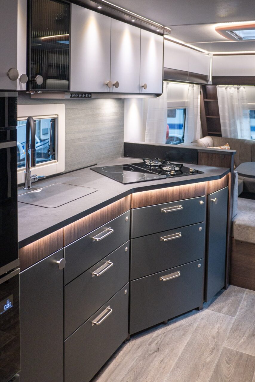 Polar Blackline 730 BQWL (2024): Luxury caravan with queen bed and high quality equipment - with 360° tour! 6 polar blackline kuechenzeile