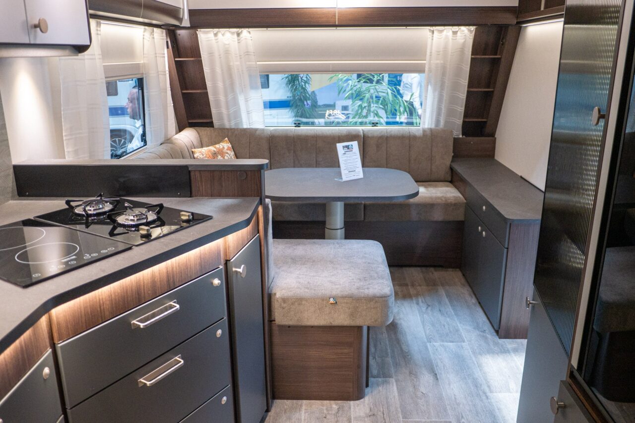 Polar Blackline 730 BQWL (2024): Luxury caravan with queen bed and high quality equipment - with 360° tour! 4 polar blackline sitzgruppe