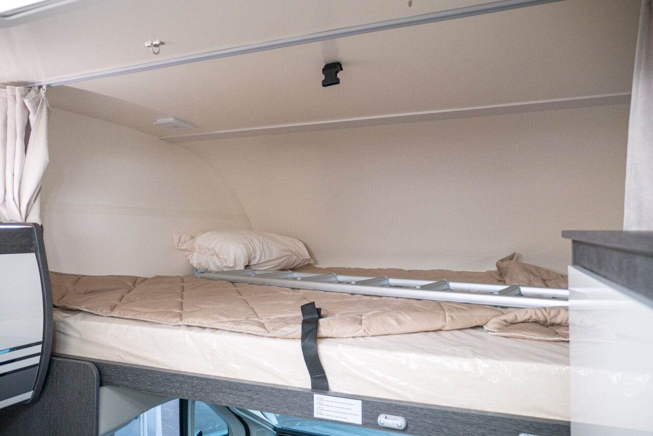 Roller Team Kronos 279 M (2024): clever layout with eight berths and plenty of storage space in the alcove camper - with 360° tour! 3 roller team kronos 279 m alkovenbett 1