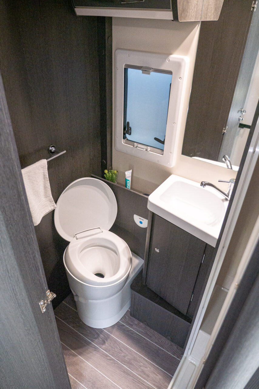 Roller Team Kronos 279 M (2024): clever layout with eight berths and plenty of storage space in the alcove camper - with 360° tour! 11 roller team kronos 279 m bad