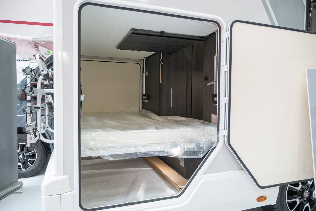 Roller Team Kronos 279 M (2024): clever layout with eight berths and plenty of storage space in the alcove camper - with 360° tour! 7 roller team kronos 279 m bett heck