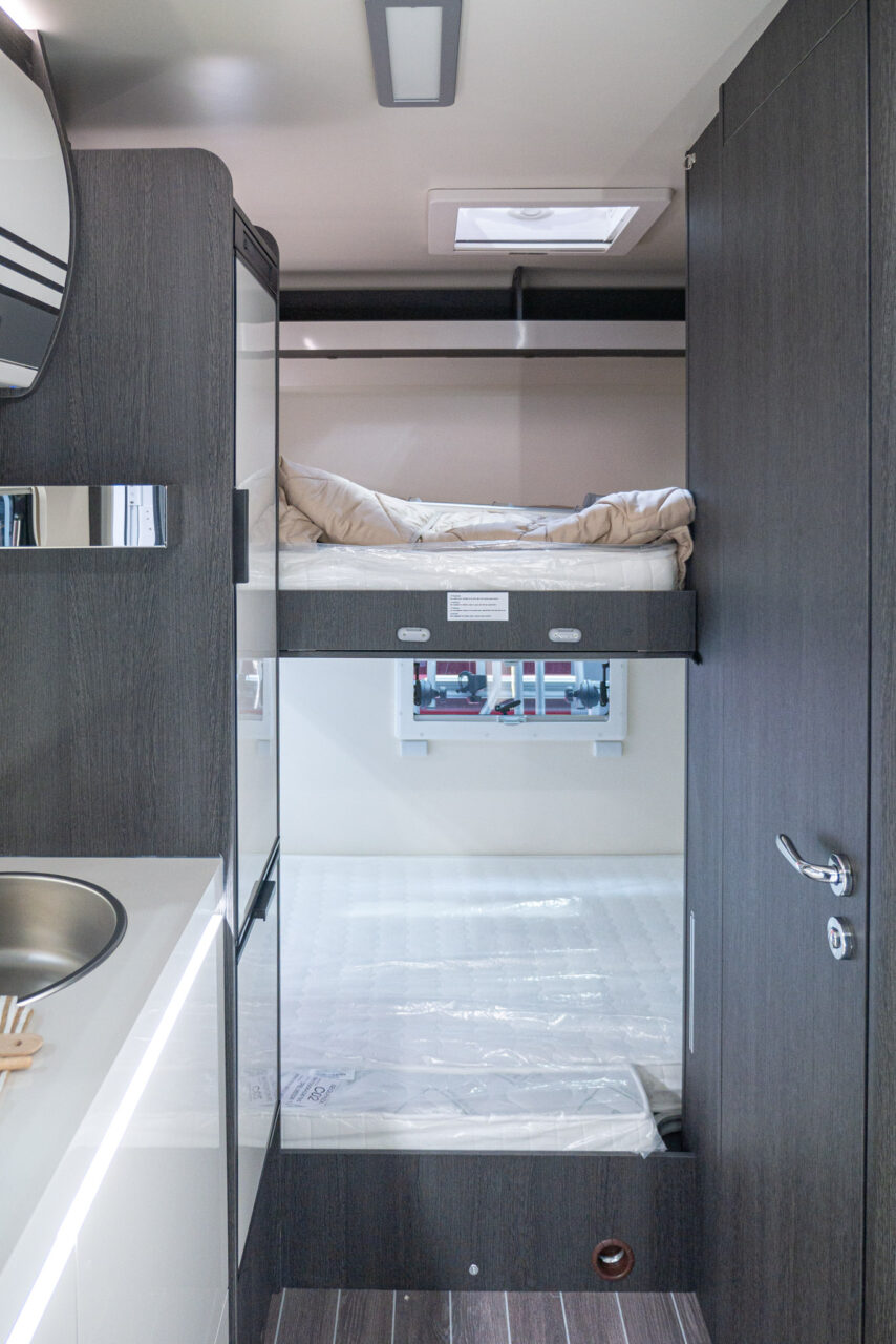 Roller Team Kronos 279 M (2024): clever layout with eight berths and plenty of storage space in the alcove camper - with 360° tour! 4 roller team kronos 279 m etagenbett
