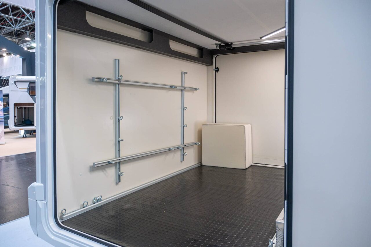 Roller Team Kronos 290 M Advance (2024): five berths and large rear garage in alcove motorhome 10 roller team kronos 279 m heckgarage