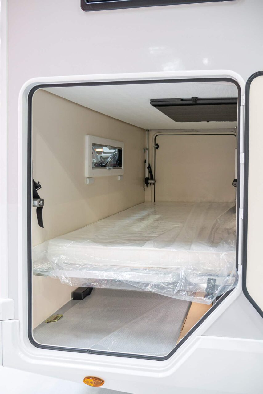 Roller Team Kronos 279 M (2024): clever layout with eight berths and plenty of storage space in the alcove camper - with 360° tour! 5 roller team kronos 279 m heckgarage bett