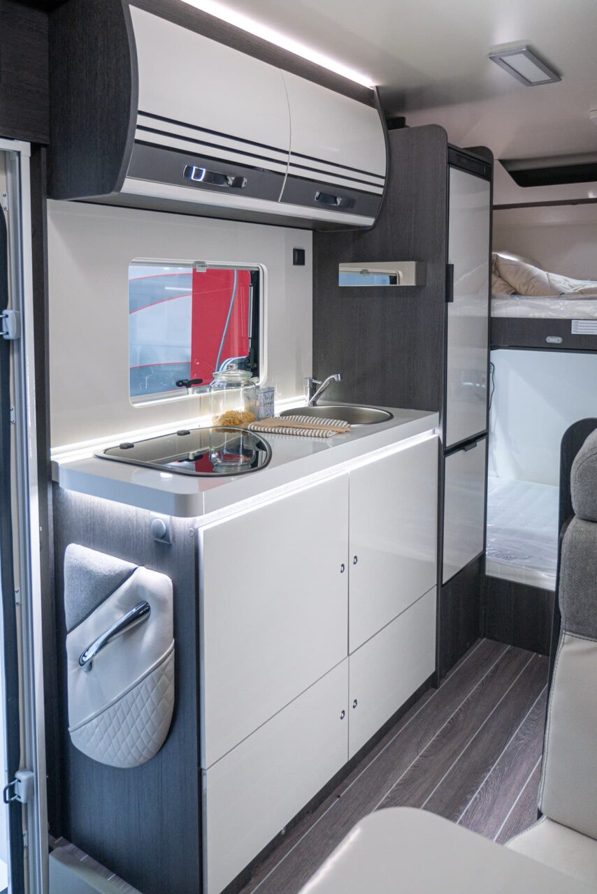 Roller Team Kronos 279 M (2024): clever layout with eight berths and plenty of storage space in the alcove camper - with 360° tour! 9 roller team kronos 279 m kueche 1