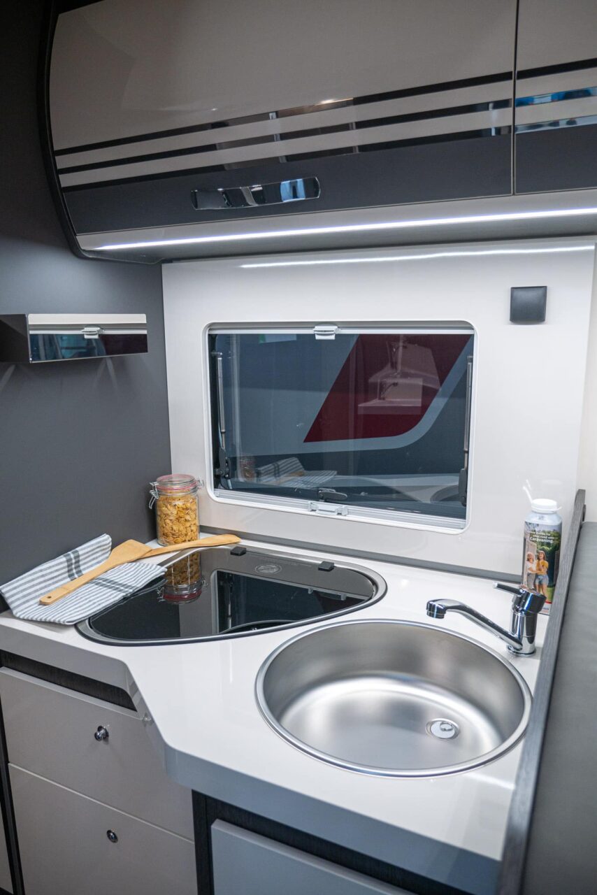 Roller Team Kronos 290 M Advance (2024): five berths and large rear garage in alcove motorhome 6 roller team kronos 279 m kueche