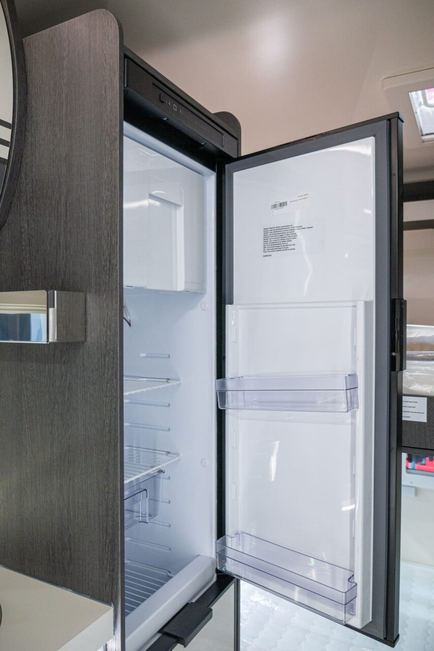 Roller Team Kronos 279 M (2024): clever layout with eight berths and plenty of storage space in the alcove camper - with 360° tour! 10 roller team kronos 279 m kuehlschrank 1