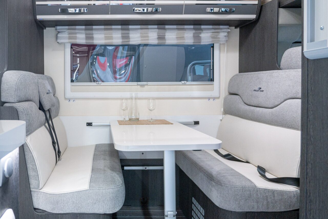 Roller Team Kronos 279 M (2024): clever layout with eight berths and plenty of storage space in the alcove camper - with 360° tour! 8 roller team kronos 279 m sitzgruppe