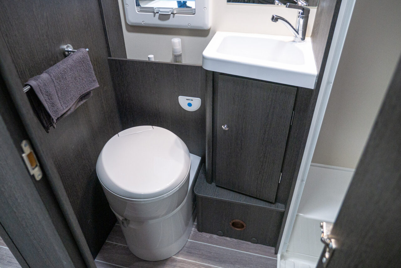 Roller Team Kronos 290 M Advance (2024): five berths and large rear garage in alcove motorhome 9 roller team kronos 279 toilette