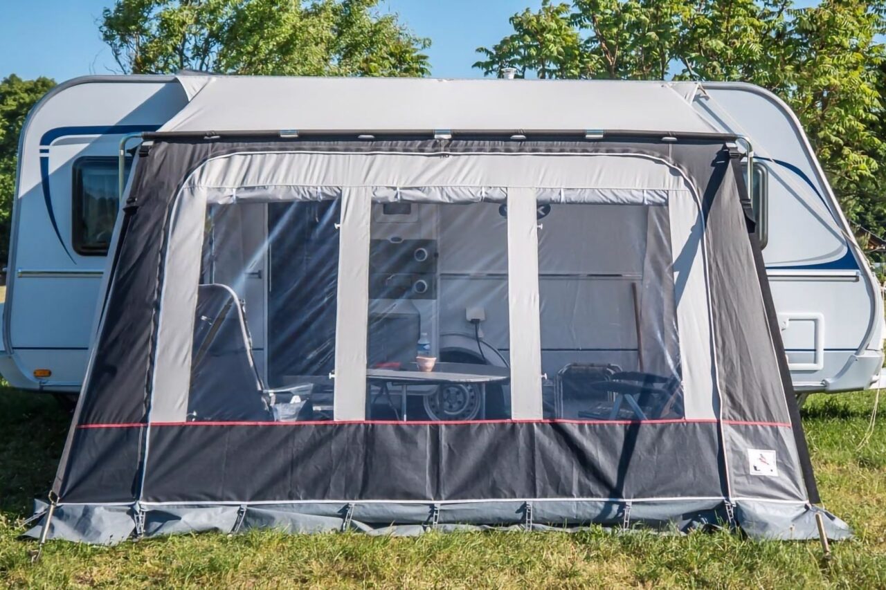 Vorzelt gegen Unwetter sichern - Mit Sturmbändern abgespannt