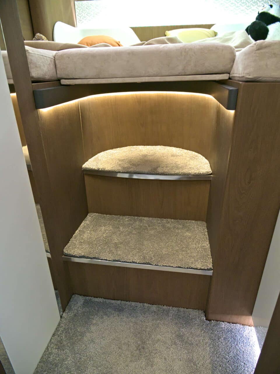 Deddle RV Carbonic Liner 78 - Stairs to the bed in the rear Caravan Salon 2024