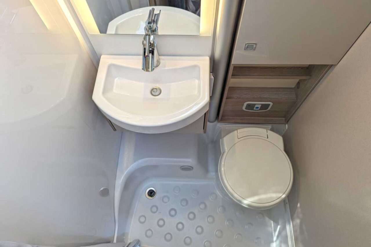 Bürstner Lineo T 690 G Bathroom