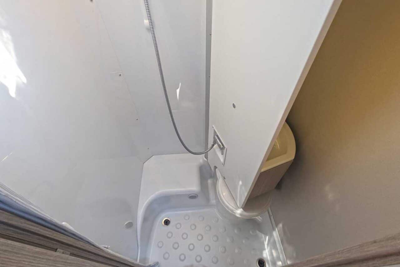 Bürstner Lineo T 690 G bathroom shower