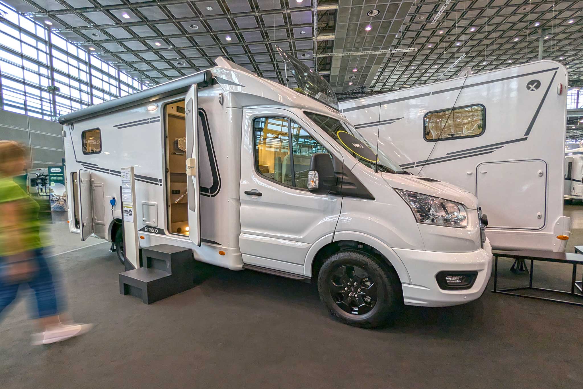 New products from the Caravan Salon 2024: Etrusco V 6.8 SCF – semi-integrated motorhome with compact dimensions