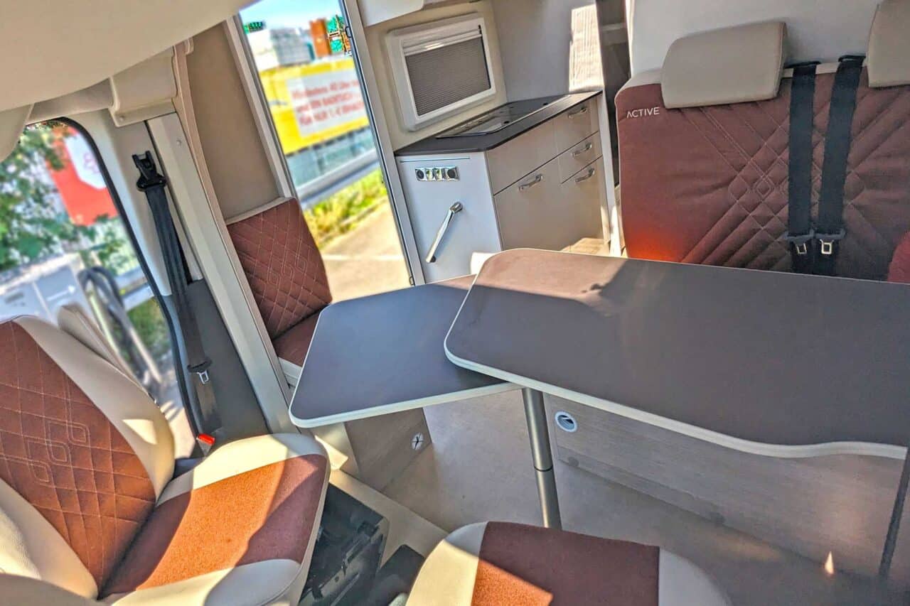 Bürstner Lineo T 690 G seating group