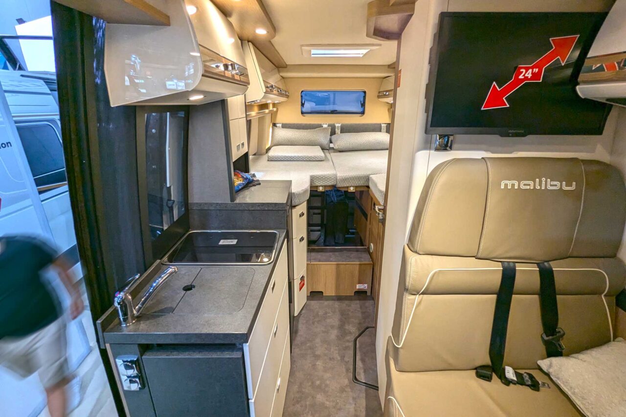 Innovations Caravan Salon 2024: Malibu Genius 641 LE - Compact comfort with innovative rear extension 4 Durchschuss 9337